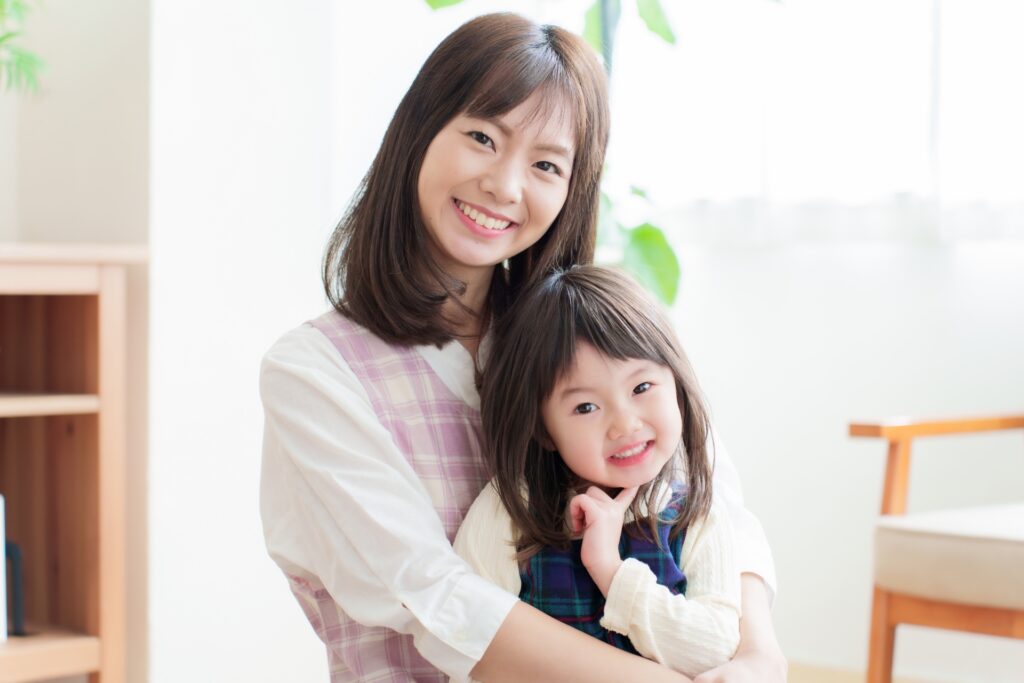 女の子が保育士に抱っこされている