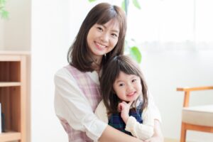 女の子が保育士に抱っこされている